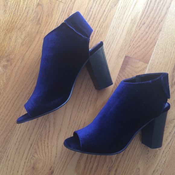 Steve Madden Shoes - Madden chunky blue velvet heels NWOT size 7M